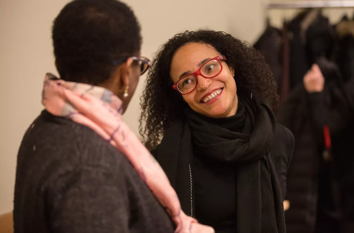 Student at Mellon Mays dinner speaks with President Smith